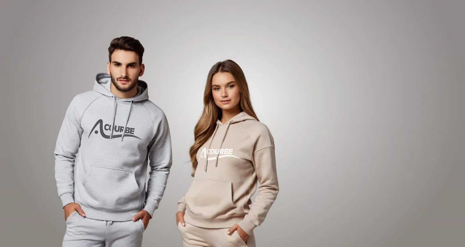 Modèles portant des sweats à capuche.