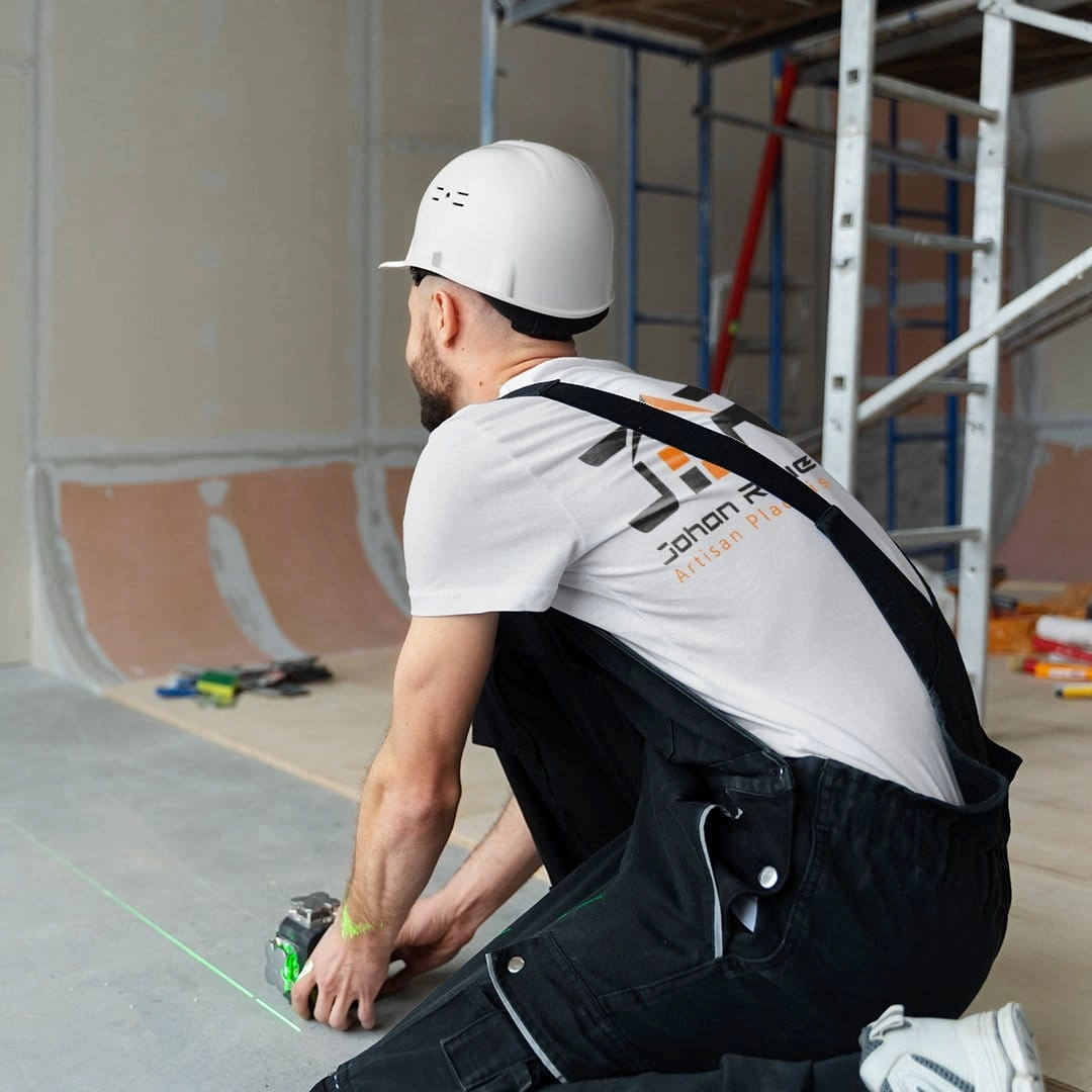 Ouvrier mesurant avec un laser